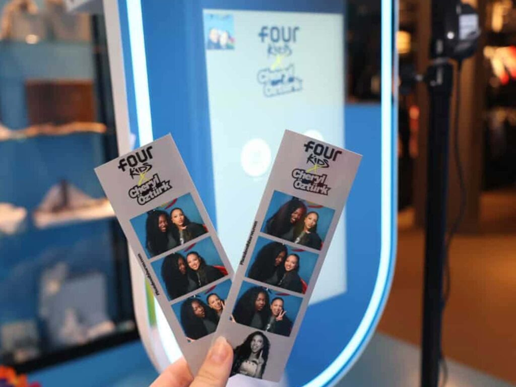 Twee fotostrips met logo en huisstijlkleuren van de klant