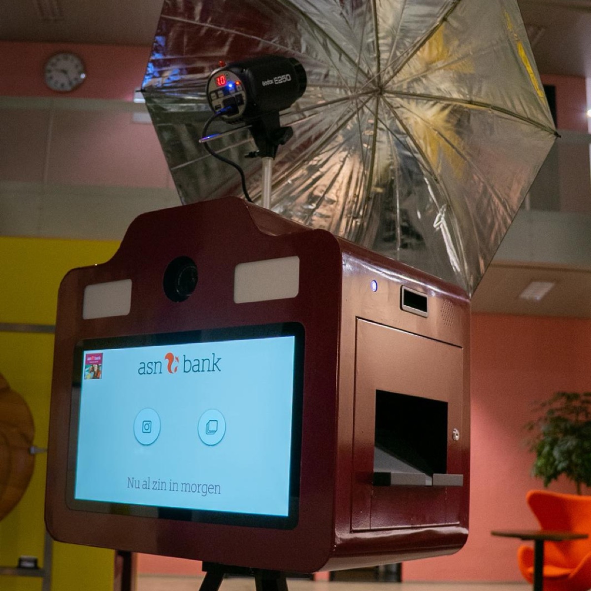 Plug en play photobooth met een startscherm in de huisstijl van de klant