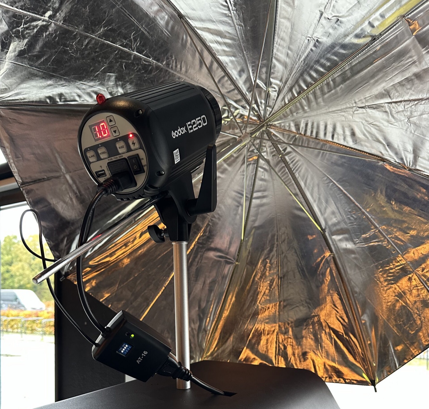 Professionele flitser met paraplu bij de photobooth