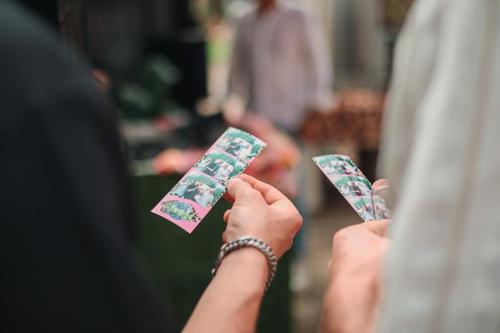 Twee gasten met hun verse fotostrip in de hand