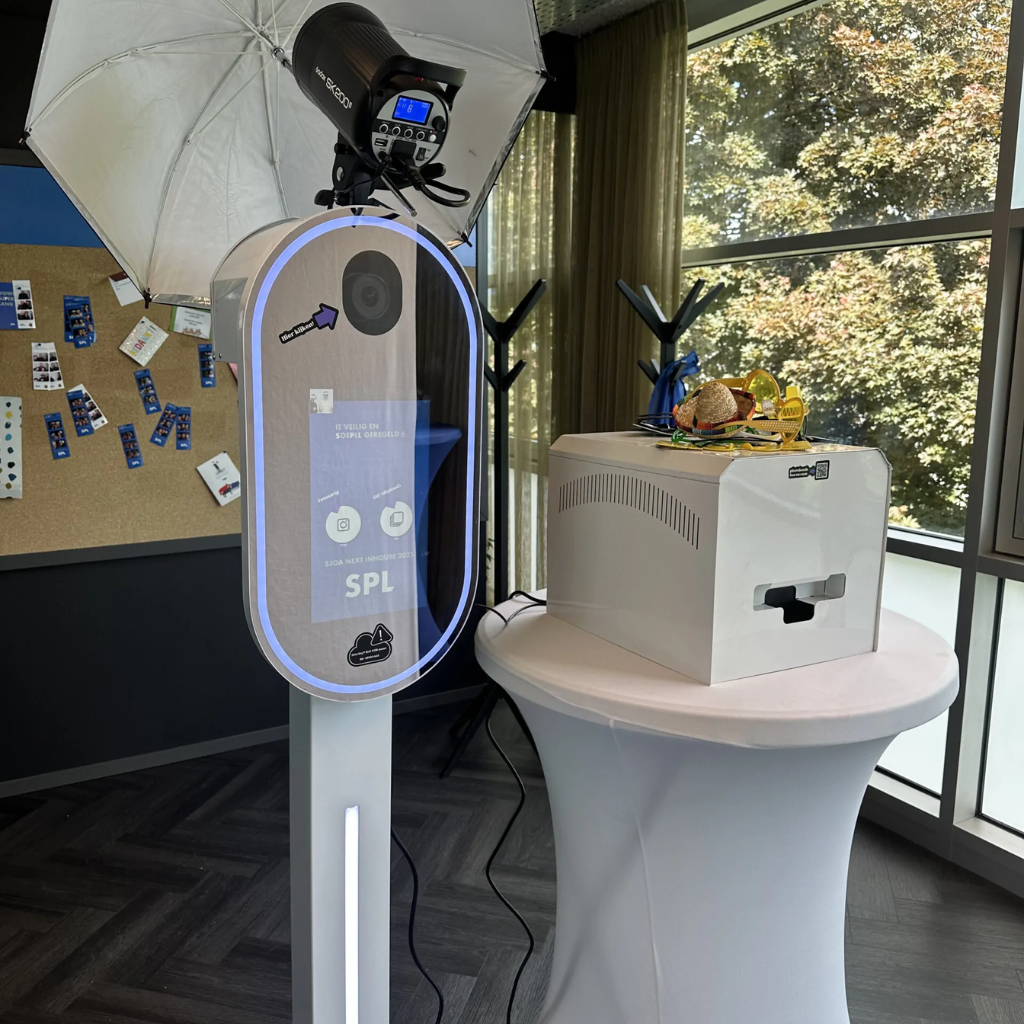 Luxe photobooth zuil met printer en props