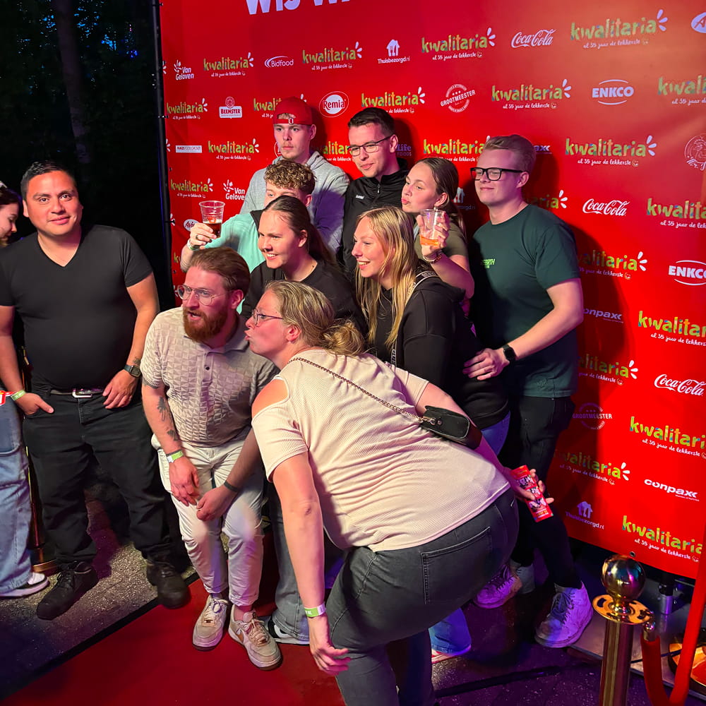 Groep gasten poseert voor de camera van de photobooth