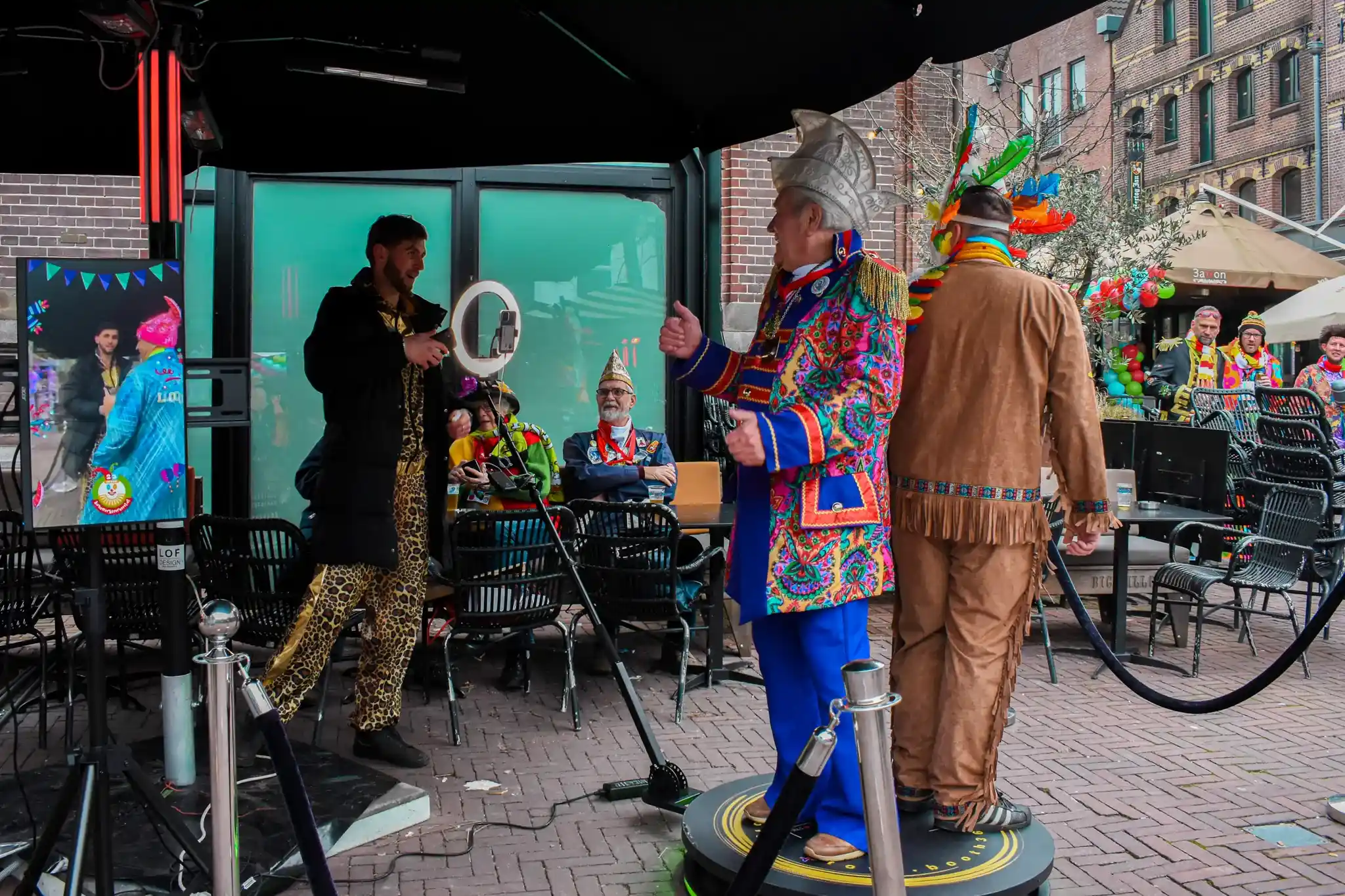 Een hele groep tegelijk rond het draaiplatform