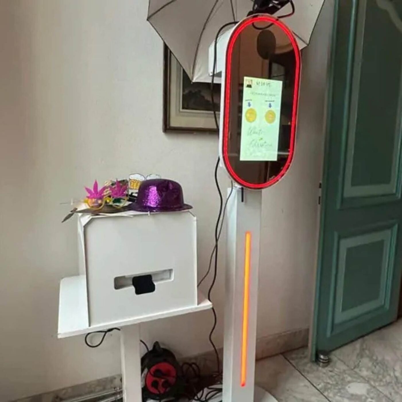 Ovale photobooth met props op een plank ernaast