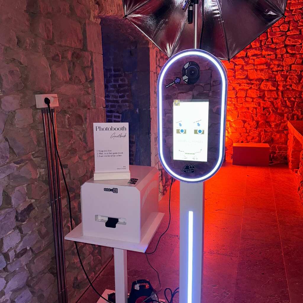 Ovale photobooth in een ruimte met rode sfeerverlichting