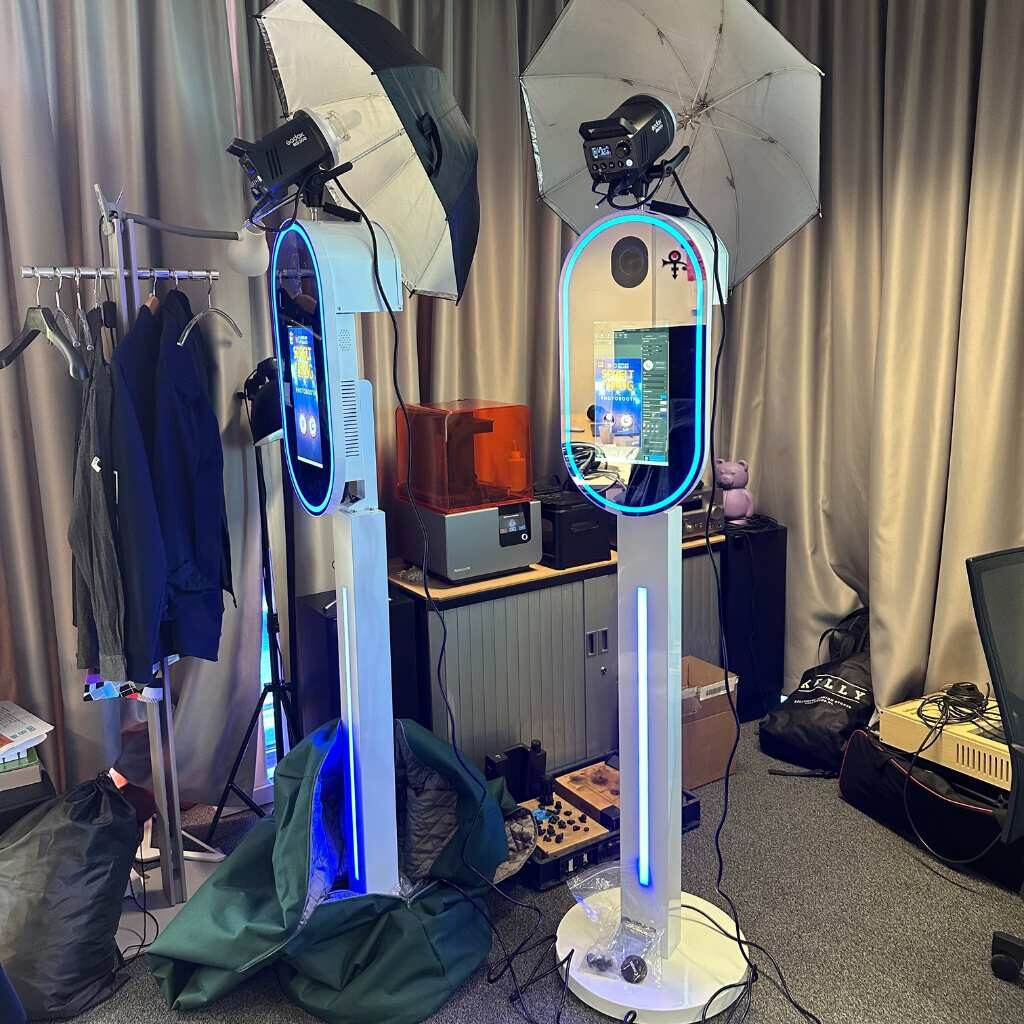 Twee ovale photobooths klaargezet met softboxen