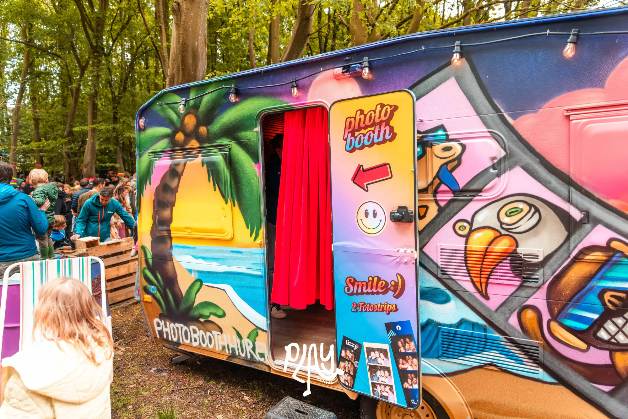 Caravan photobooth opgebouwd op een festival